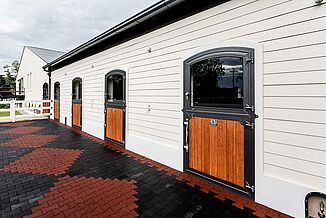 Paddock hinter dem Pferdestall mit REGUPOL Bodenbelägen