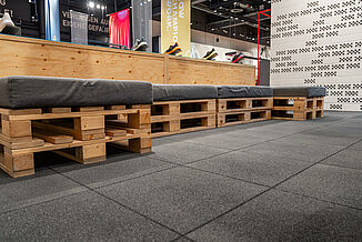 Ästhetischer Fallschutzboden in einem Geschäft Ästhetischer Fallschutzboden in einem Geschäft zum Schutz der Kunden im Falle eines Sturzes