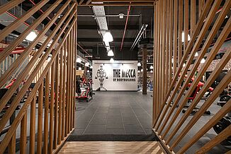 Innenansicht des Gold's Gym in Jena mit REGUPOL Sportboden und Fitnessgeräten.