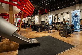 REGUPOL Fallschutzböden unter einer Rutsche in einem Shop Fallschutzböden unter einer Rutsche in einem Shop