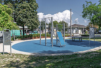 Calisthenics-Anlage am Rudolf-Hoffmann-Platz in Ludwigshafen mit REGUPOL playfix FX Gesamtansicht der Calisthenics-Anlage am Rudolf-Hoffmann-Platz in Ludwigshafen am Rhein mit Trainingsgeräten und blauem REGUPOL playfix FX Fallschutzboden