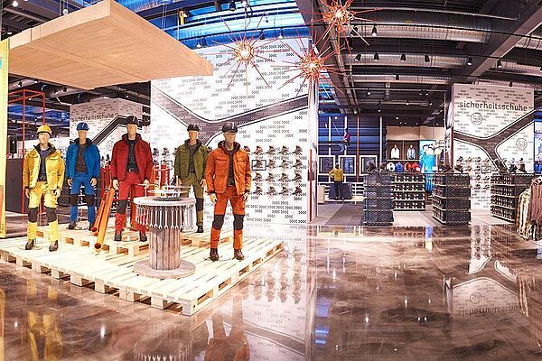 REGUPOL Fallschutzplatten im Store von Engelbert Strauss