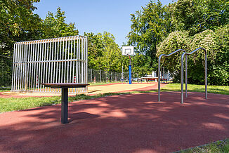 Inklusive Sport- und Spielfläche in Berlin-Steglitz-Zehlendorf mit REGUPOL Fallschutz- und Spielfeldboden, Basketballbereich und Calisthenics-Geräten