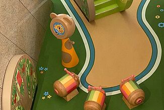 Indoorspielfläche mit REGUPOL playfix indoor Fallschutzboden Moderne Indoorspielfläche mit stoßdämpfendem REGUPOL playfix indoor Fallschutzboden für sicheres und komfortables Spielen im Innenbereich.