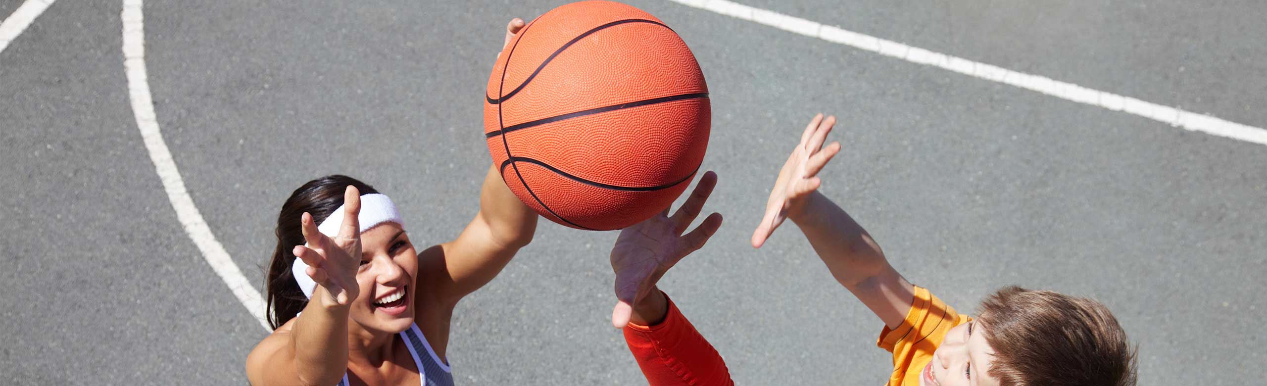 Leute spielen Basketball und lachen auf einem Spielfeldboden von REGUPOL