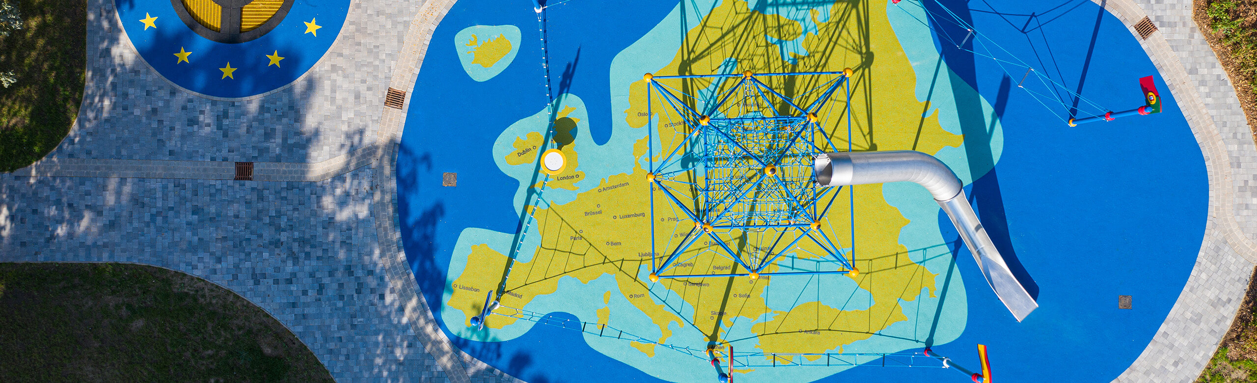 Spielplatz mit einem REGUPOL playfix Fallschutzbelag in Optik einer Weltkarte