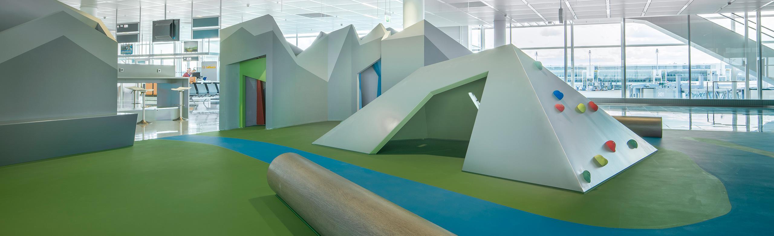 Fallschutzboden im Innenbereich mit REGUPOL playfix indoor in grün und blau