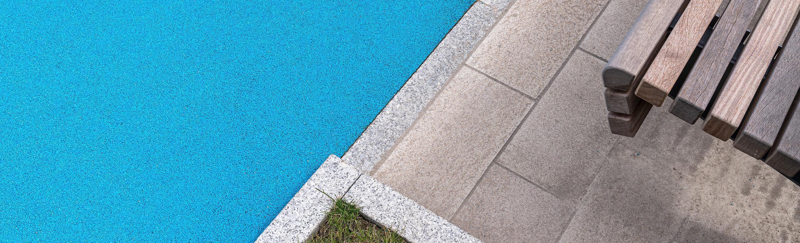 Farbenfrohe Wege und Plätze mit REGUPOL Kunststoffböden. Weg aus farbenfrohem Kunststoffbodenbelag von REGUPOL