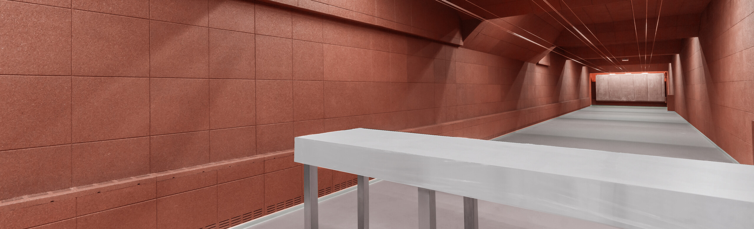 Eine Wand in einer Schießanlage ist mit roten REGUPOL Elastikplatten ausgestattet. 