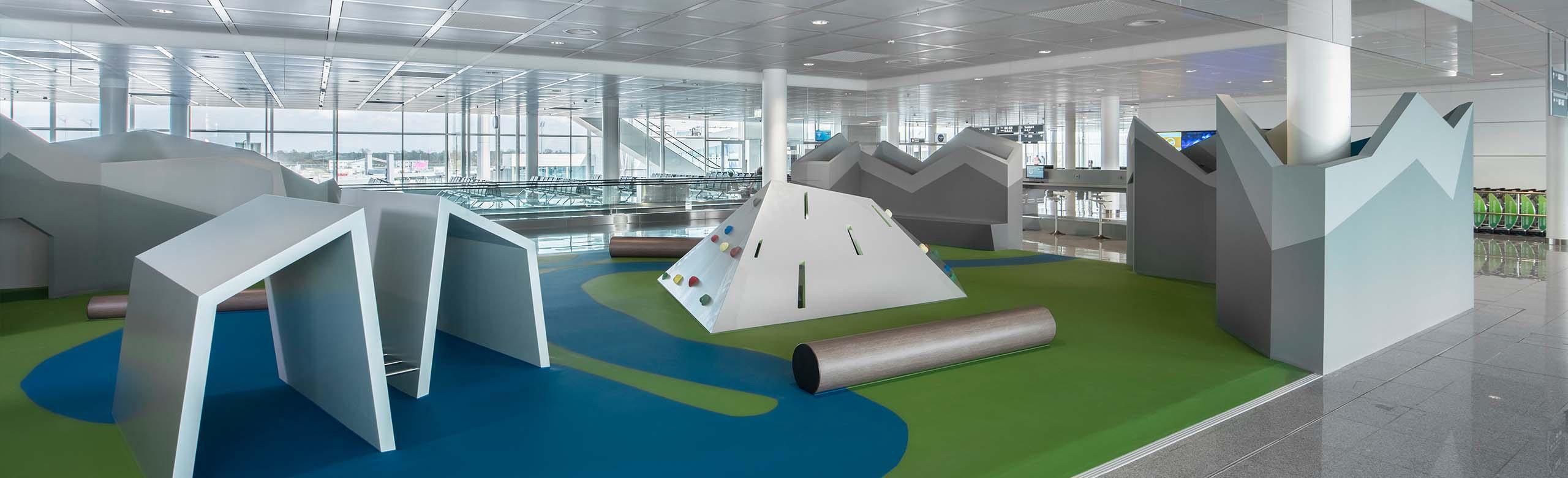 Indoor play area with attractive indoor safety flooring from REGUPOL in blue and green